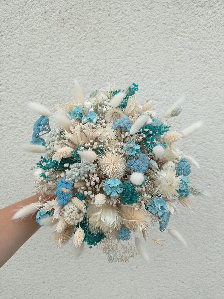 Bouquet de marié beige et blanc bleu