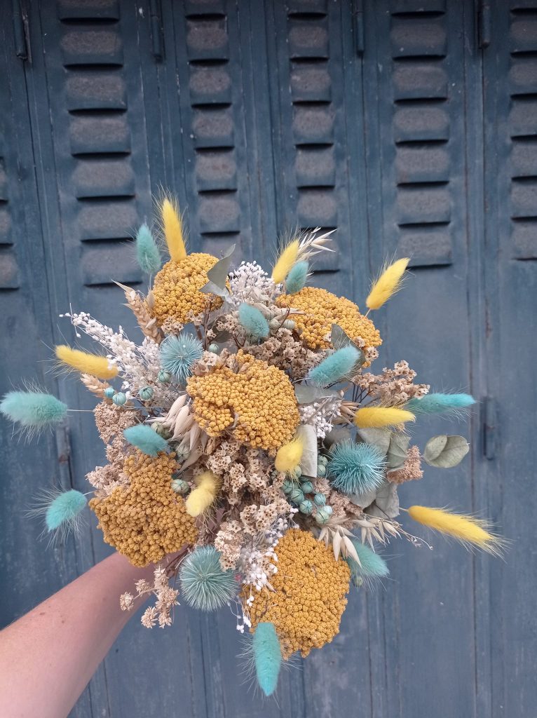 Bouquet de fleurs séchées jaune et bleu
