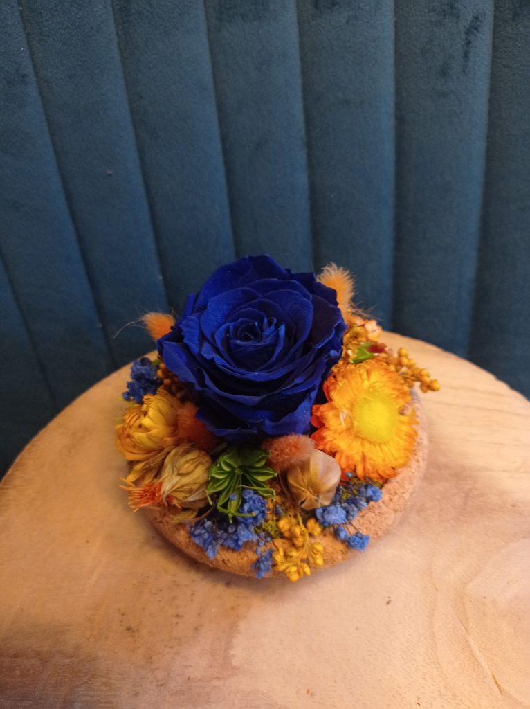 creation de fleurs séchées et sa rose stabilisée bleu