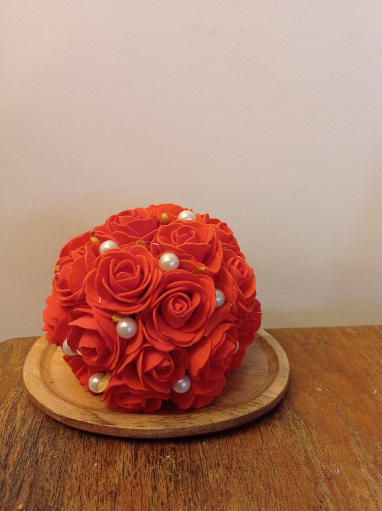 Boule de roses artifielles rouges